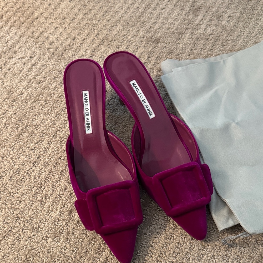 BN Manolo Blahnik Women's MAYSALE Purple Mules 38.5